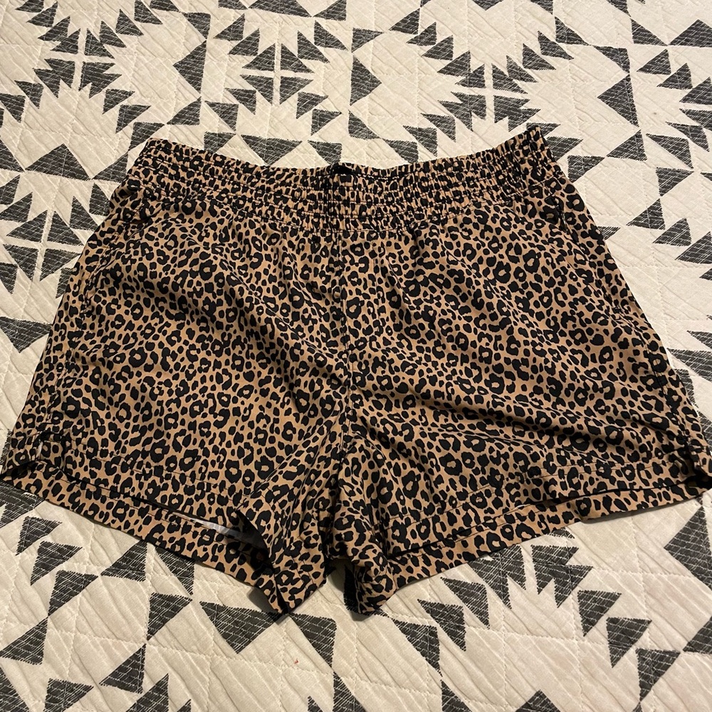 4 for $10 Old Navy Stretch Tech Leopard Animal Print  Shorts Medium